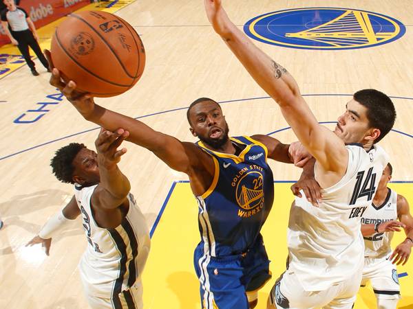 Andrew Wiggins (tengah) mencetak 24 poin saat Golden State Warriors mengalahkan tim tamu Memphis Grizzlies 121-113 pada Sabtu (4/1) malam di San Francisco.