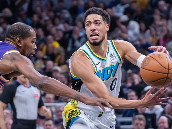 Tyrese Haliburton (kanan) mencetak 27 poin saat Indiana Pacers mengalahkan tim tamu Phoenix Suns 126-108 pada Sabtu (4/1) malam. (Foto: AP)