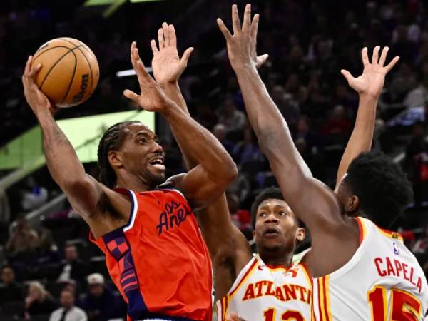 Kawhi Leonard (kiri) mencetak 12 poin saat Los Angeles Clippers menang 131-105 atas Atlanta Hawks pada hari Sabtu (4/1) malam. (Foto: AP)