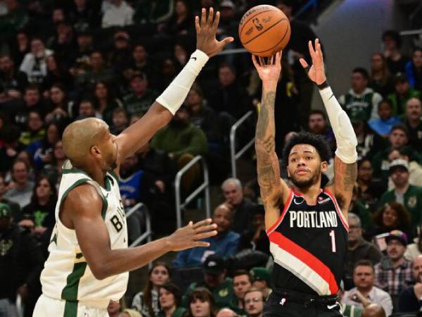 Anfernee Simons (kanan) mencetak 28 poin saat Portland Trail Blazers menang 105-102 melawan Milwaukee Bucks pada Sabtu (4/1) malam. (Foto: AP)