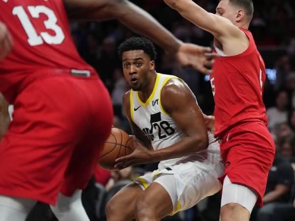 Brice Sensabaugh mencetak 34 poin saat Utah Jazz meraih kemenangan 136-100 atas tuan rumah Miami Heat pada Sabtu (4/1) malam. (Foto: AP)