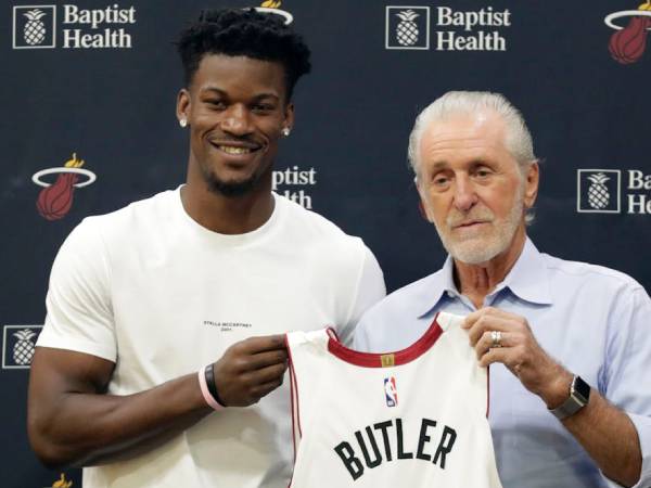 Jimmy Butler (kiri) dan Pat Riley saat sang pemain mendarat di Miami pada 2019. (Foto: AP)