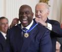 Magic Johnson Dan Lionel Messi Terima Presidential Medal of Freedom