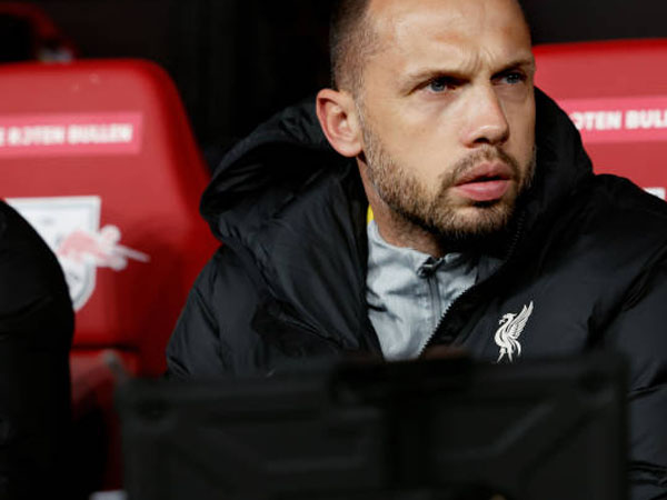 Tolak Tawaran West Brom, John Heitinga Pilih Bertahan di Liverpool