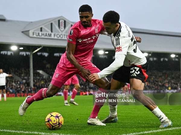 Ben Johnson saat berduel dengan bek Fulham, Antonee Robinson