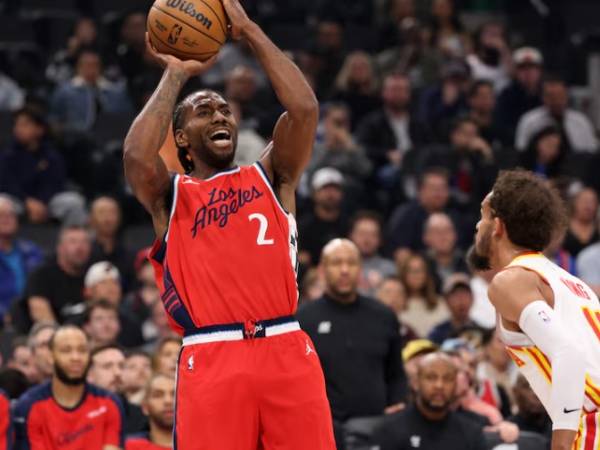 Kawhi Leonard (kiri) bermain selama 19 menit dalam pertandingan Clippers-Hawks. (Foto: AP)