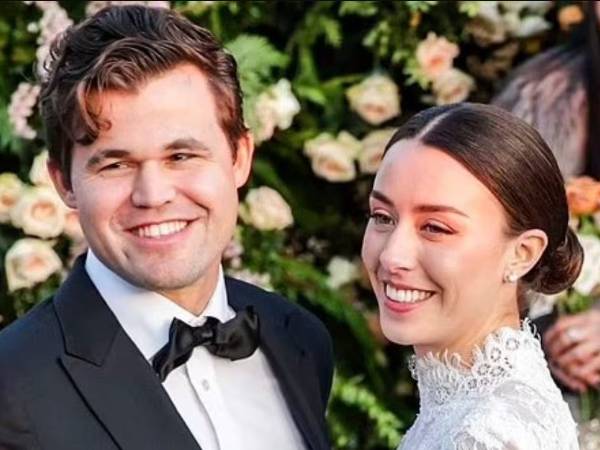 Magnus Carlsen (kiri) dan sang istri Ella Victoria berpose setelah resmi menjadi suami-istri. (Foto: Instagram)