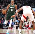 Giannis Antetokounmpo Cetak Triple-double, Bucks Kalahkan Raptors