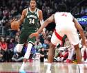 Giannis Antetokounmpo Cetak Triple-double, Bucks Kalahkan Raptors