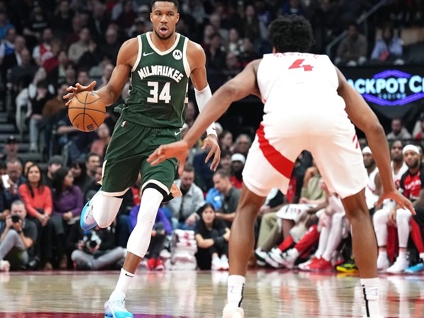 Giannis Antetokounmpo Cetak Triple-double, Bucks Kalahkan Raptors