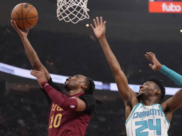 Darius Garland (kiri) mencetak 25 poin saat Cleveland Cavaliers menang 115-105 atas tim tamu Charlotte Hornets pada hari Minggu (5/1) malam. (Foto: AP)