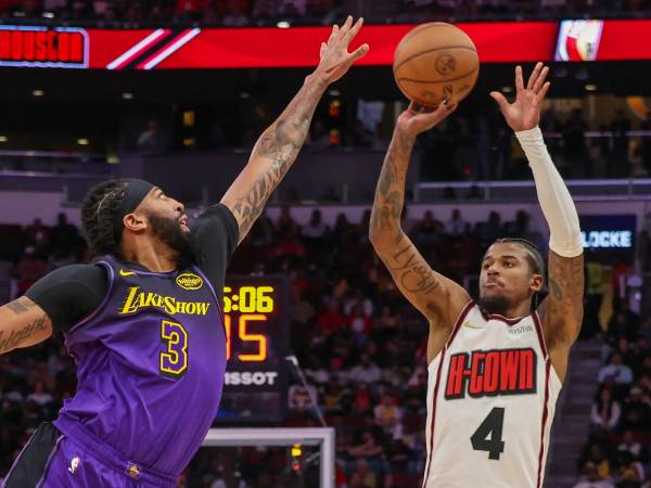 Jalen Green (kanan) mencetak 33 poin saat Houston Rockets meraih kemenangan 119-115 atas Los Angeles Lakers pada hari Minggu (5/1) malam. (Foto: AP)