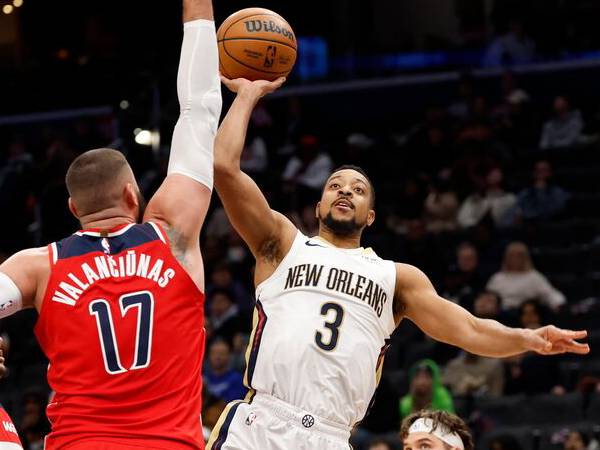 CJ McCollum (kanan) mencetak 25 poin saat New Orleans Pelicans meraih kemenangan 110-98 atas Washington Wizards pada hari Minggu (5/1) malam. (Foto: AP)