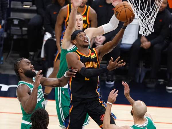 Shai Gilgeous-Alexander (tengah) mencetak 33 poin saat Oklahoma City Thunder menang 105-92 atas Boston Celtics pada hari Minggu (5/1) sore. (Foto: AP)