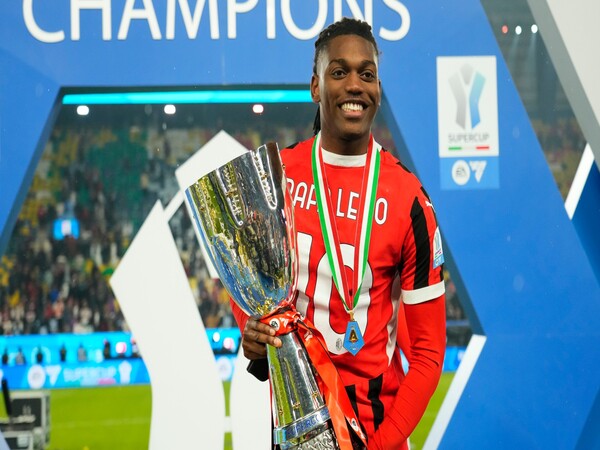 Rafael Leao menyebut aura AC Milan berubah di tangan Sergio Conceicao, pasca keberhasilan tim memenangkan Piala Super Italia / via Getty Images