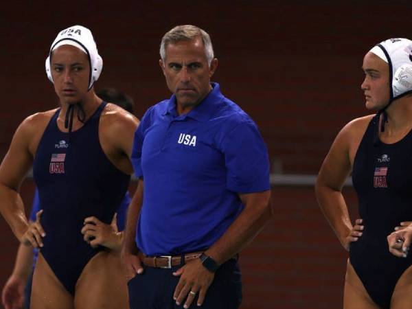 Adam Krikorian (tengah) membawa tim polo air putri di posisi keempat di Olimpiade Paris. (Foto: AP)