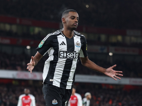 Alexander Isak membantu Newcastle United mempermalukan Arsenal di Emirates Stadium