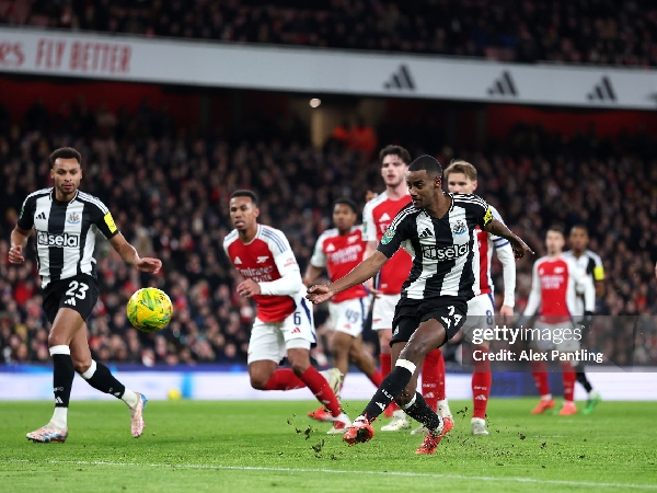 Striker Newcastle United, Alexander Isak, membuka skor ke gawang Arsenal