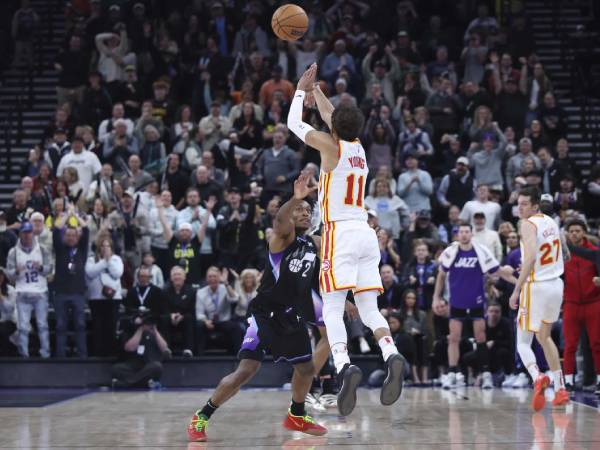 Trae Young melepaskan tembakan dari separuh lapangan pada saat buzzer untuk memastikan kemenangan Atlanta Hawks 124-121 atas Utah Jazz pada Selasa (7/1) malam. (Foto: AP)