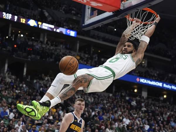 Jayson Tatum mencetak 29 poin saat tim tamu Boston Celtics mengalahkan Denver Nuggets 118-106 pada Selasa (7/1) malam. (Foto: AP)