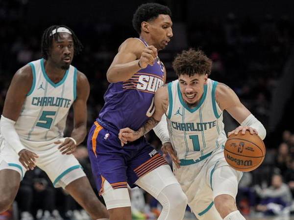 LaMelo Ball (kanan) mencetak 32 poin saat Charlotte Hornets mengalahkan tim tamu Phoenix Suns 115-104 pada Selasa (7/1) malam. (Foto: AP)