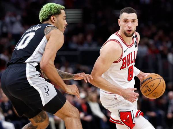 Zach LaVine (kanan) mencetak 35 poin saat tuan rumah Chicago Bulls menang 114-110 atas San Antonio Spurs pada Senin (6/1) malam. (Foto: AP)