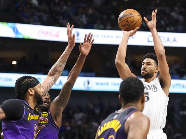 Quentin Grimes (kanan) mencetak 23 poin saat Dallas Mavericks mengalahkan tim tamu Los Angeles Lakers 118-97 pada Selasa (7/1) malam. (Foto: AP)