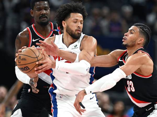 Cade Cunningham (kiri) mencetak 32 poin saat Detroit Pistons meraih kemenangan 118-115 atas Portland Trail Blazers pada Senin (6/1) malam. (Foto: AP)