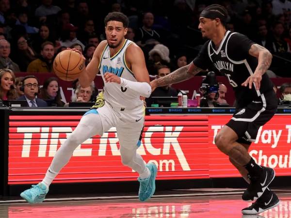 Tyrese Haliburton (kiri) mencetak 23 poin saat Indiana Pacers meraih kemenangan 113-99 atas Brooklyn Nets pada Senin (6/1) malam di New York. (Foto: AP)