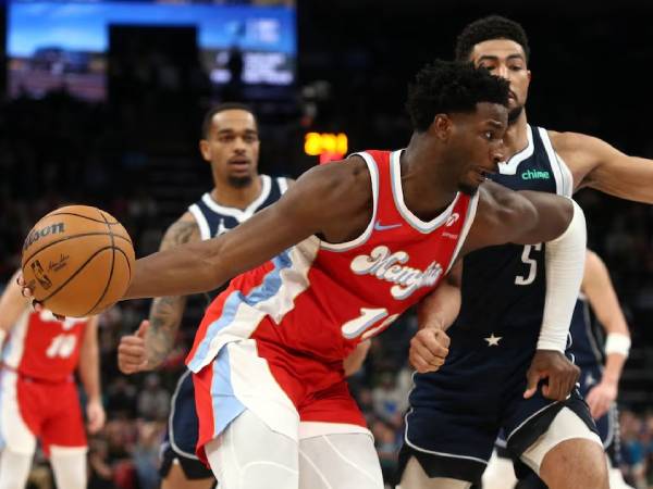 Jaren Jackson Jr (kiri) mencetak 35 poin saat Memphis Grizzlies menang 119-104 pada Senin (6/1) malam atas tim tamu Dallas Mavericks. (Foto: AP)