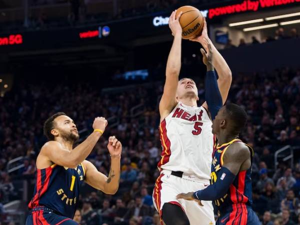 Nikola Jovic (tengah) mencetak 20 poin saat Miami Heat meraih kemenangan 114-98 atas Golden State Warriors pada Selasa (7/1) malam. (Foto: AP)