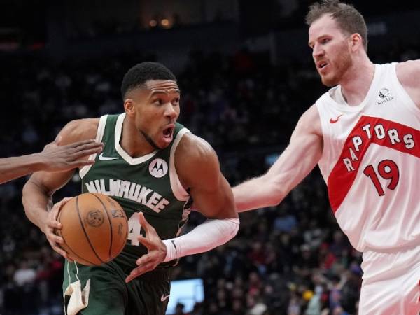 Giannis Antetokounmpo (kiri) mencetak triple-double saat Milwaukee Bucks mengalahkan Toronto Raptors 128-104 pada Senin (6/1) malam. (Foto: AP)