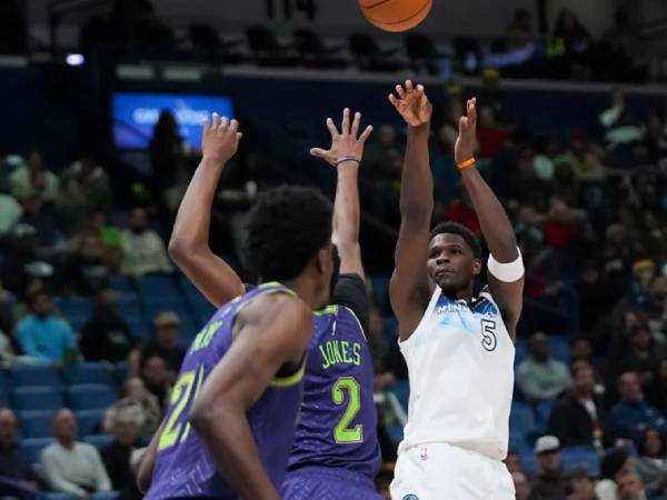 Anthony Edwards (kanan) mencetak 32 poin saat tim tamu Minnesota Timberwolves mengalahkan New Orleans Pelicans 104-97 pada Selasa (7/1) malam. (Foto: AP)