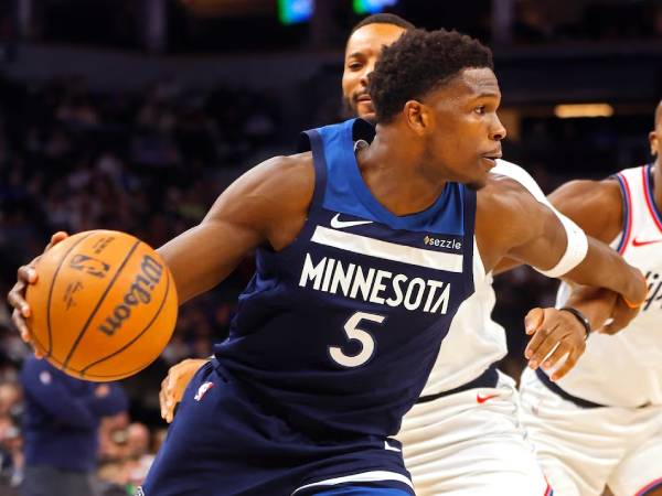 Anthony Edwards (kiri) mencetak 37 poin saat Minnesota Timberwolves meraih kemenangan 108-106 atas Los Angeles Clippers pada Senin (6/1) malam. (Foto: AP)