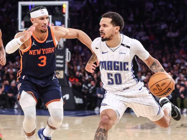 Cole Anthony (kanan) mencetak 24 poin saat Orlando Magic menang 103-94 atas tuan rumah New York Knicks pada Senin (6/1) malam. (Foto: AP)