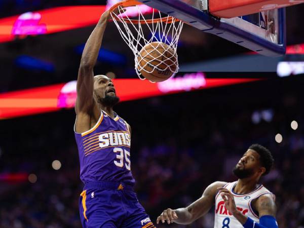 Kevin Durant (kiri) mencetak 23 poin saat Phoenix Suns menang 109-99 atas tuan rumah Philadelphia 76ers pada hari Senin (6/1) malam. (Foto: AP)