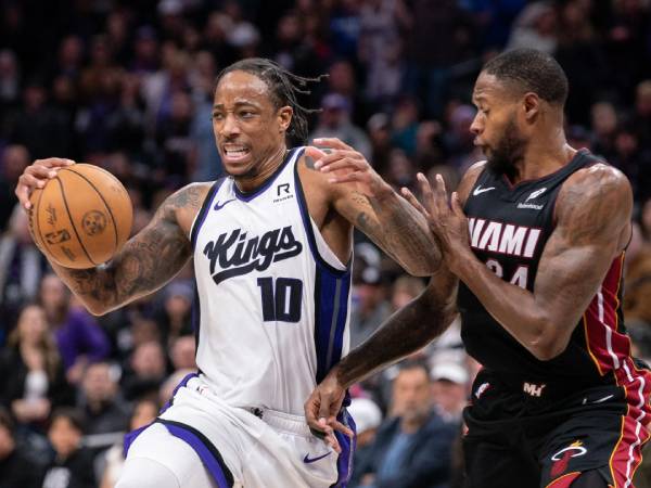 DeMar DeRozan (kiri) mencetak 30 poin saat Sacramento Kings mengalahkan tim tamu Miami Heat 123-118 lewat dua babak overtime pada Senin (6/1). (Foto: AP)