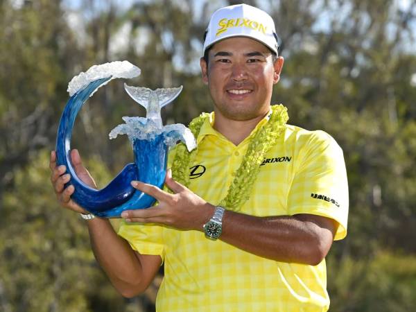 Hideki Matsuyama berpose dengan trofi Sentry Tournament of Champions. (Foto: Golf Digest)