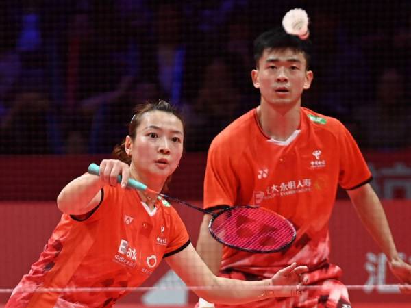 Huang Yaqiong (kiri) dan Zheng Siwei merebut medali emas ganda campuran di Olimpiade Paris 2024 tanpa kehilangan satu set pun. (Foto: AP)