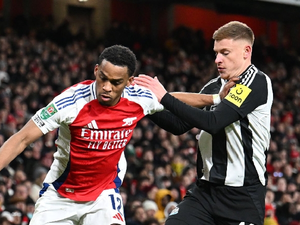 Bek Arsenal, Jurrien Timber, saat berduel dengan Harvey Barnes dari Newcastle United