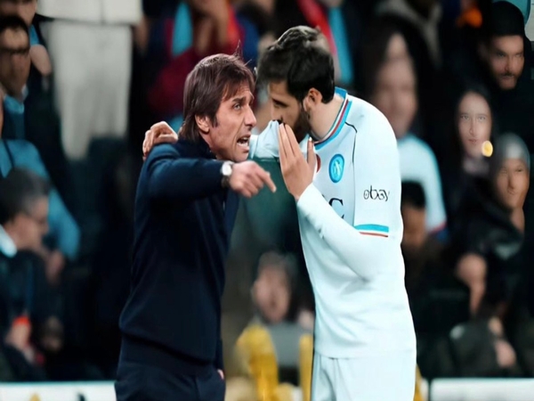 Antonio Conte membenarkan jika Khvicha Kvaratskhelia bakal pergi meninggalkan Napoli Januari ini / via Getty Images