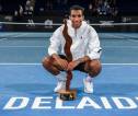 Felix Auger Aliassime Sabet Trofi Kemenangan Di Adelaide