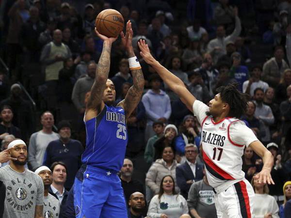 P.J. Washington (kiri) mencetak 23 poin saat Dallas Mavericks meraih kemenangan 117-111 atas tim tamu Portland Trail Blazers pada hari Kamis (9/1) malam. (Foto: AP)