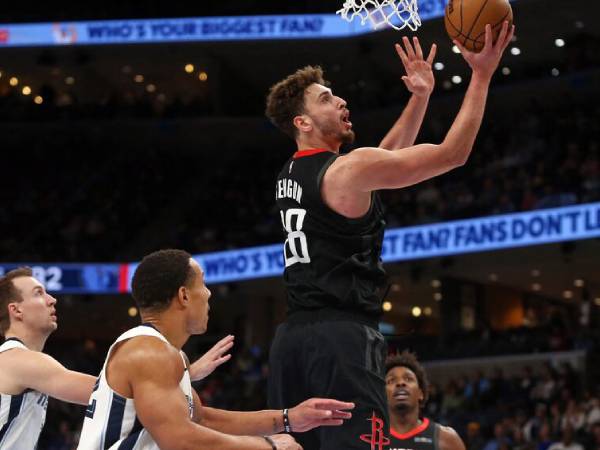 Alperen Sengun (kanan) mencetak 32 poin saat Houston Rockets mengalahkan Memphis Grizzlies 119-115 pada Kamis (9/1) malam. (Foto: AP)