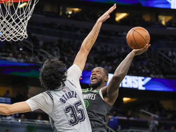 Julius Randle (kanan) mengoleksi 23 poin saat Minnesota Timberwolves meraih kemenangan 104-89 atas Orlando Magic pada hari Kamis (9/1) malam. (Foto: AP)