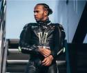 Lewis Hamilton Sempat Kecelakaan Saat Uji Coba Motor Superbike