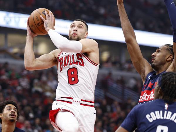 Zach LaVine (kiri) mencetak 33 poin saat Chicago Bulls menang 138-105 pada hari Jumat (10/1) malam atas Washington Wizards. (Foto: AP)