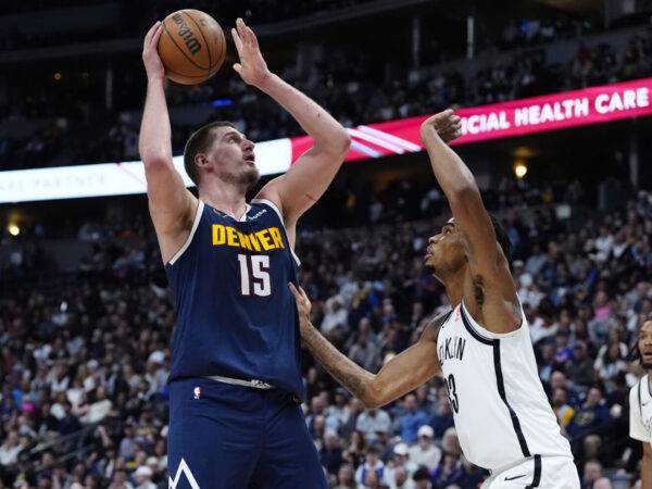 Nikola Jokic (kiri) membukukan triple double saat tuan rumah Denver Nuggets mengalahkan Brooklyn Nets 124-105 pada hari Jumat (10/1) malam. (Foto: AP)