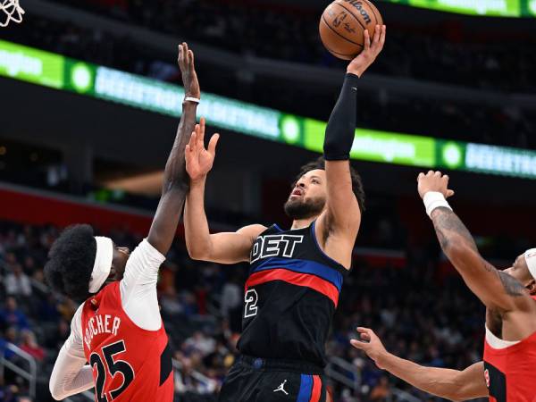 Cade Cunningham (tengah) membukukan triple-double saat tuan rumah Detroit Pistons berhasil mengalahkan Toronto Raptors 123-114 pada hari Sabtu (11/1) malam. (Foto: AP)