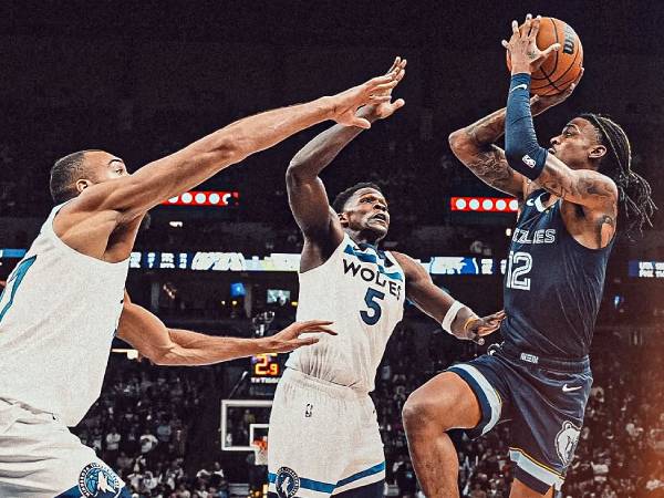 Ja Morant (kanan) melesakkan tembakan penentu kemenangan saat Memphis Grizzlies mengalahkan Minnesota Timberwolves 127-125 pada Sabtu (11/1) malam. (Foto: AP)